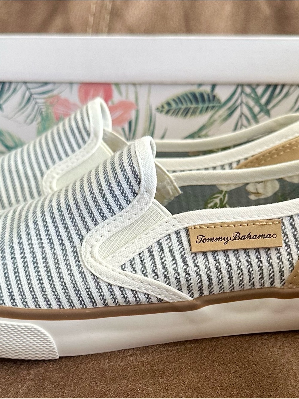 Tommy Bahama Striped Slip-On Sneakers in White and Navy with Brown Trim 8.5 - Picture 2 of 10